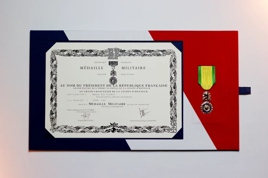 Fourreau en marqueterie de toile aux couleurs du drapeau français.