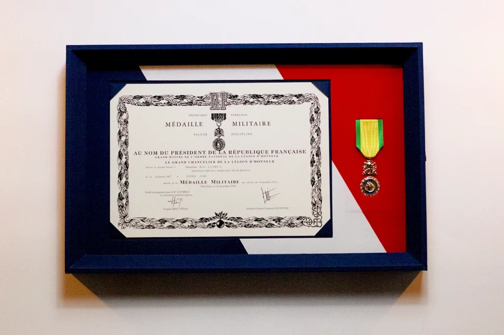Vue d’ensemble de l’encadrement en toile, réalisé sur mesure pour un diplôme et une médaille militaire dans mon atelier.