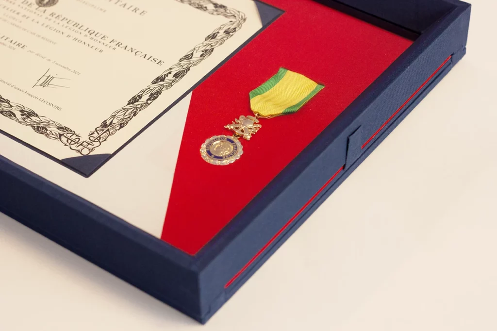 Vue partielle du cadre sur mesure habillé de toile de reliure.