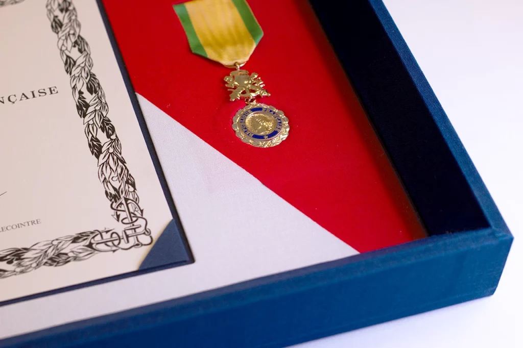 Vue sur la partie basse : la médaille placée dans la zone rouge du drapeau.