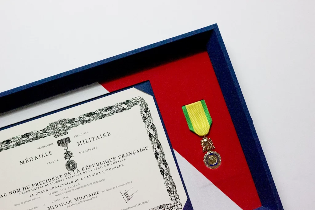 Vue sur la partie haute : la médaille placée dans la zone rouge du drapeau.