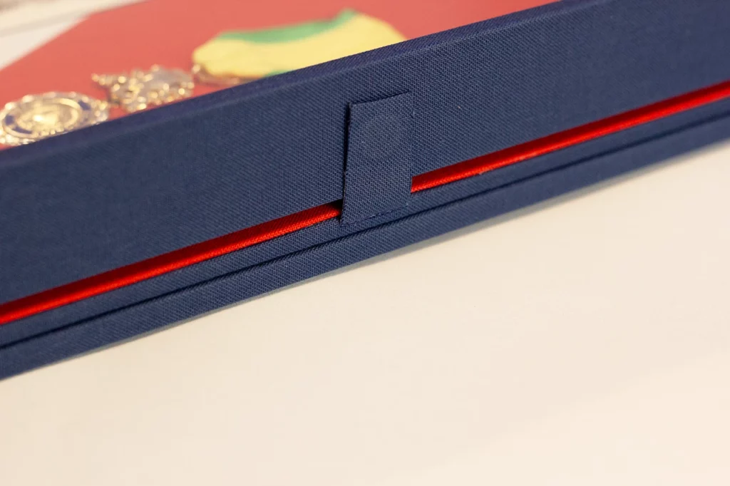 Zoom sur l’ouverture avec languette aimantée permettant de retirer latéralement le fourreau.