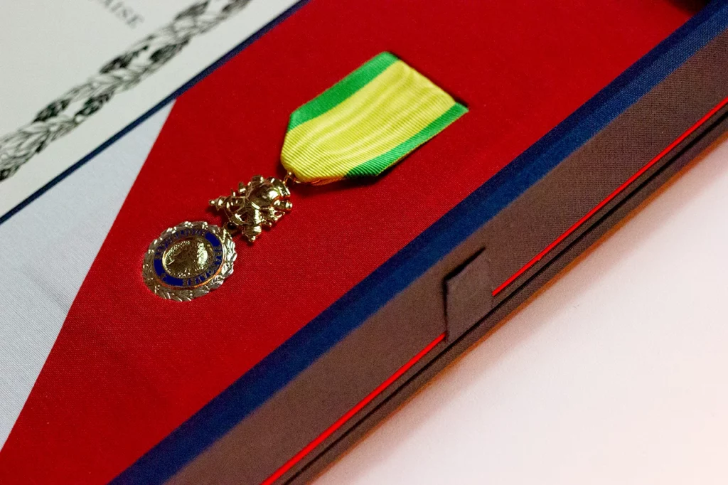 Zoom sur la languette aimantée de l’encadrement.