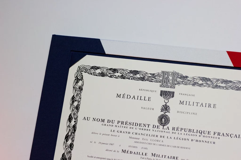 Zoom sur le fourreau en marqueterie de toile.