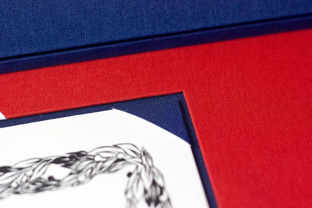 Zoom sur les petits angles en toile permettant de maintenir le diplôme sans collage.