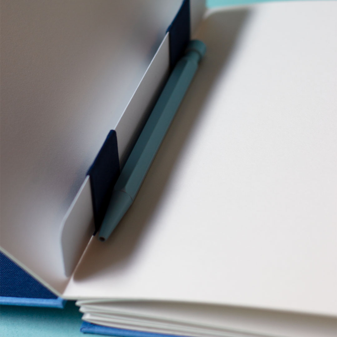 Carnet avec une reliure australienne ouvert, laissant apparaître le gond plat pouvant servir de marque-page.