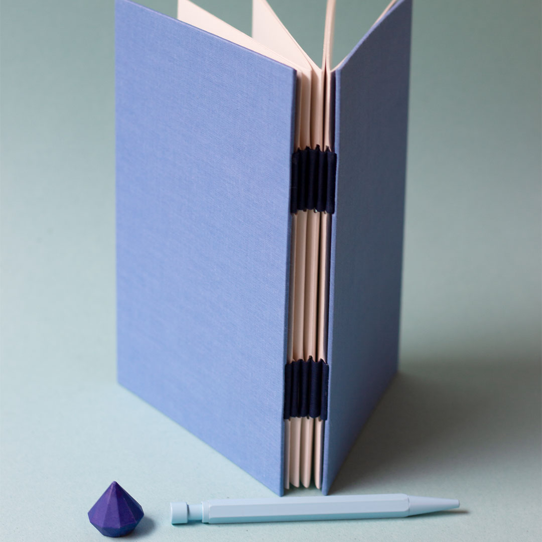 Carnet personnalisé avec une reliure australienne à charnière piano inversée, style plat, réalisé dans mon atelier.