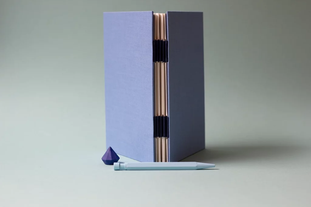 Carnet sur mesure avec une reliure Flat-Style Australian Reverse Piano Hinge (ou slot strip book), réalisé dans mon atelier.