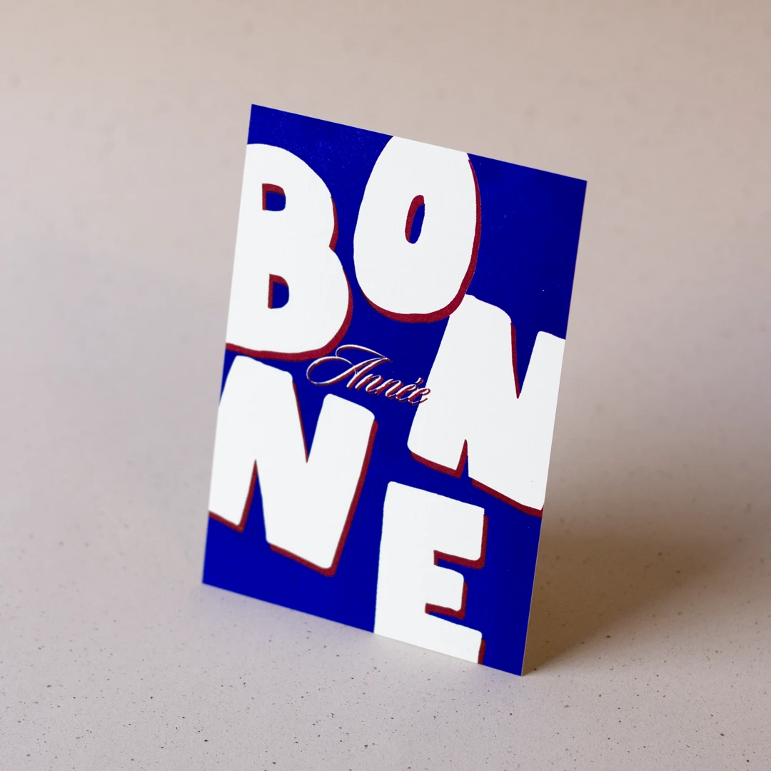 Carte de vœux simple « Bonne Année » bleue et rouge en letterpress imprimée et façonnée dans mon atelier Forme contre forme.