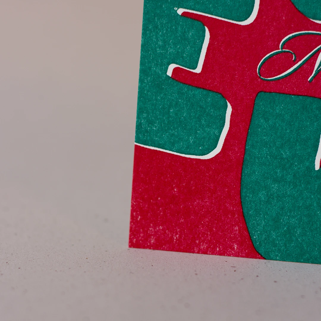 Carte de vœux simple « Joyeux Noël » verte et rouge en letterpress imprimée et façonnée dans mon atelier Forme contre forme.
