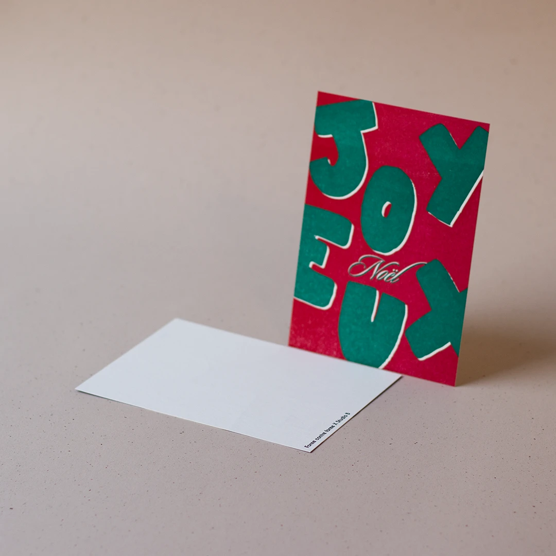 Carte de vœux simple « Joyeux Noël » verte et rouge en letterpress imprimée et façonnée dans mon atelier Forme contre forme.