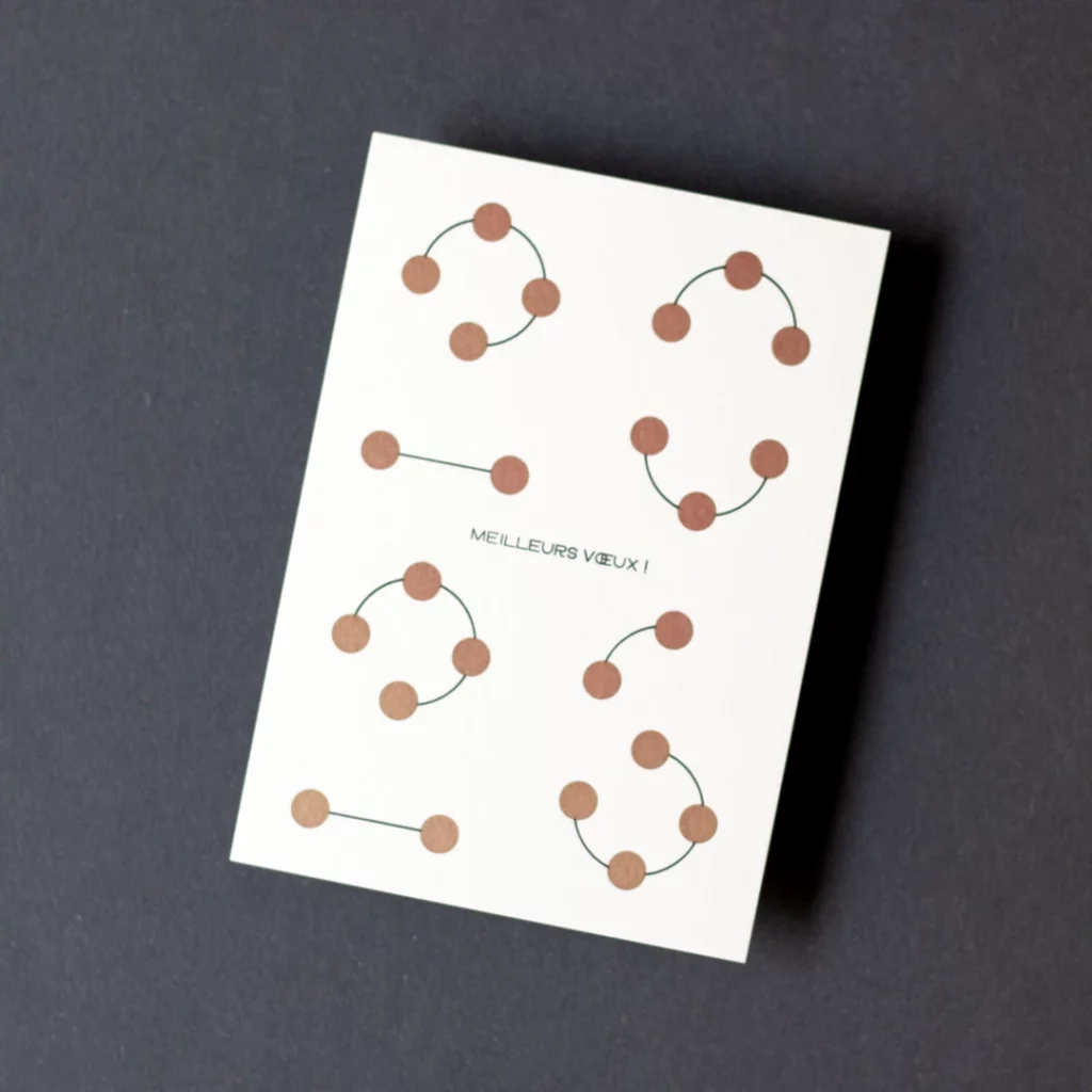 Carte de vœux simple « Planètes 2026 » dorée et noire en letterpress, avec un fourreau noir, imprimée et façonnée dans mon atelier Forme contre forme.