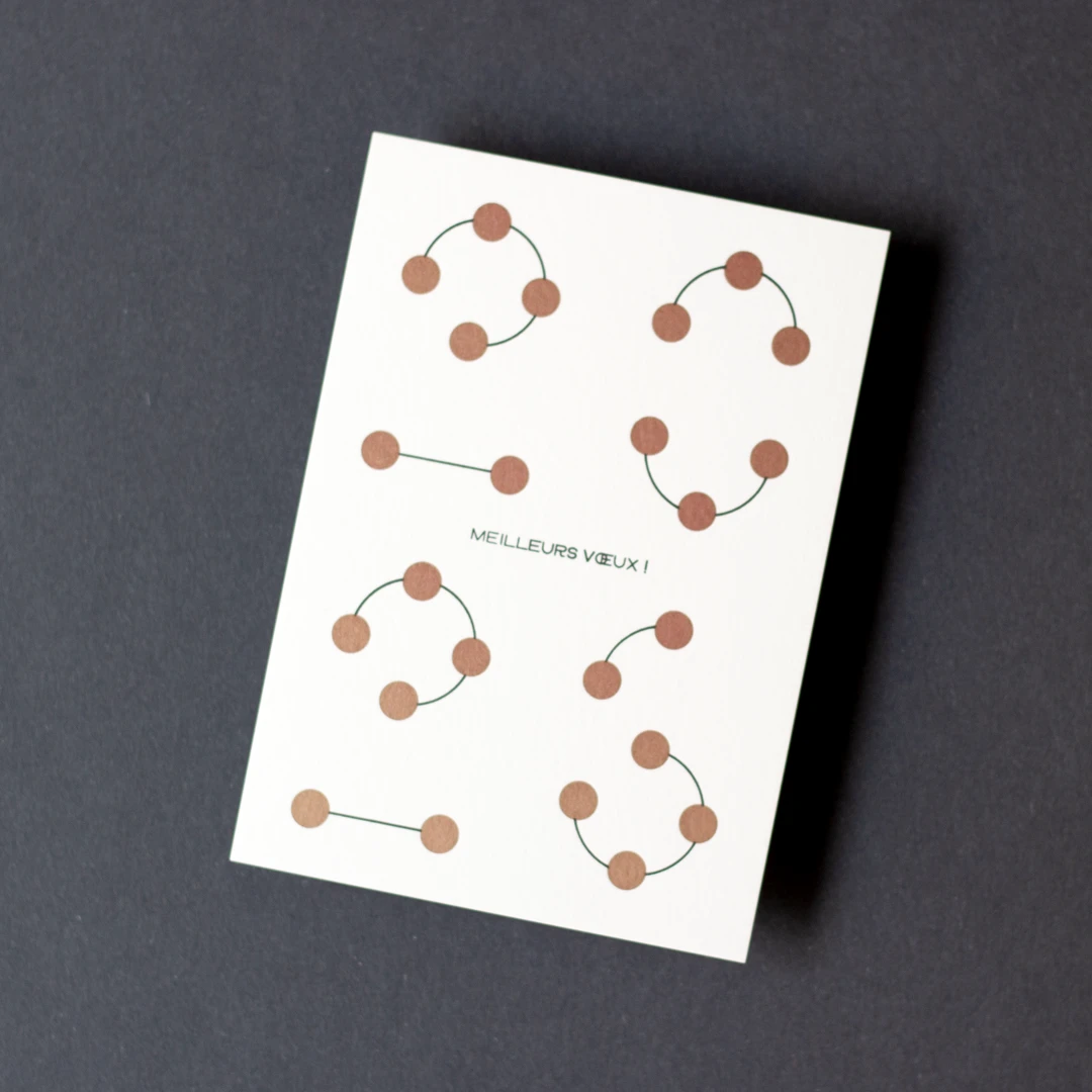 Carte de vœux simple « Planètes 2026 » dorée et noire en letterpress, avec un fourreau noir, imprimée et façonnée dans mon atelier Forme contre forme.