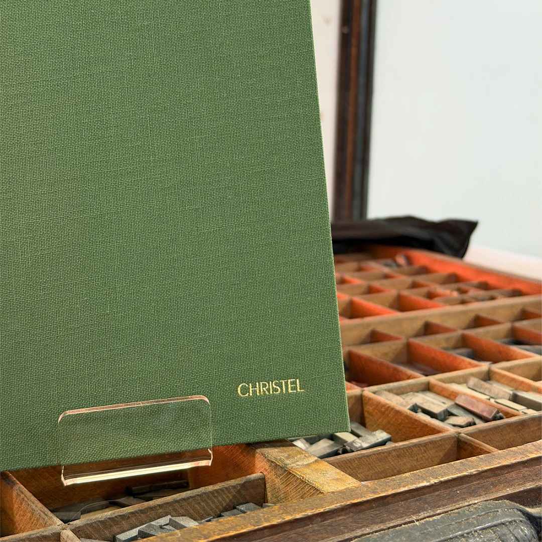 Dorure à chaud sur une toile de reliure pour un carnet personnalisé.