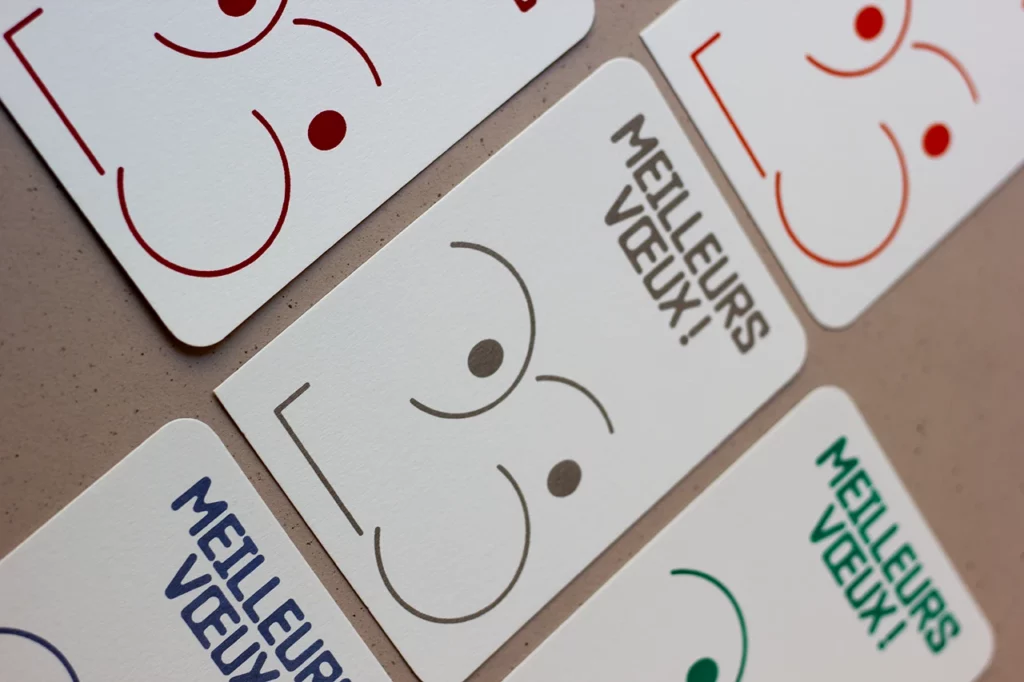 Carte de vœux simple « Bonhomme 26 », imprimée en letterpress à l’atelier, avec une création graphique confiée au studio MMONOKL.