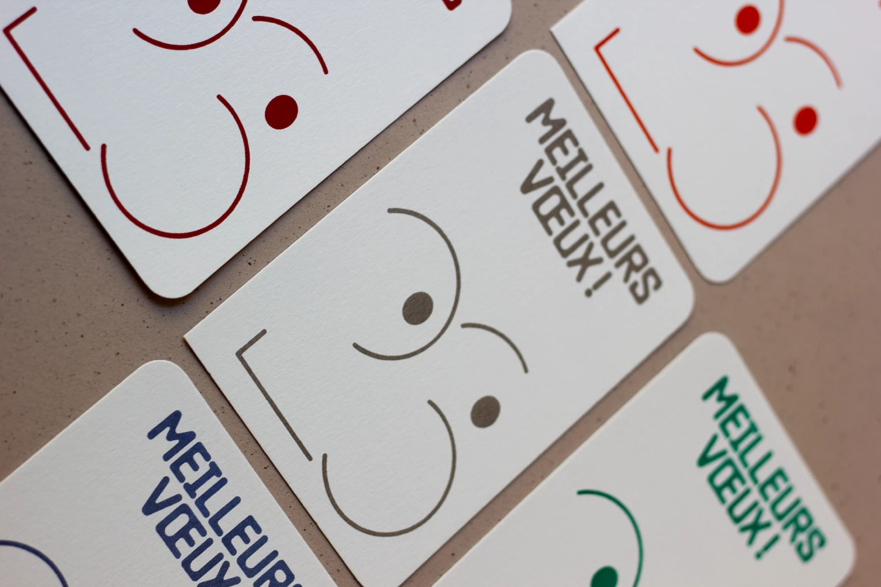 Carte de vœux simple « Bonhomme 26 », imprimée en letterpress à l’atelier, avec une création graphique confiée au studio MMONOKL.
