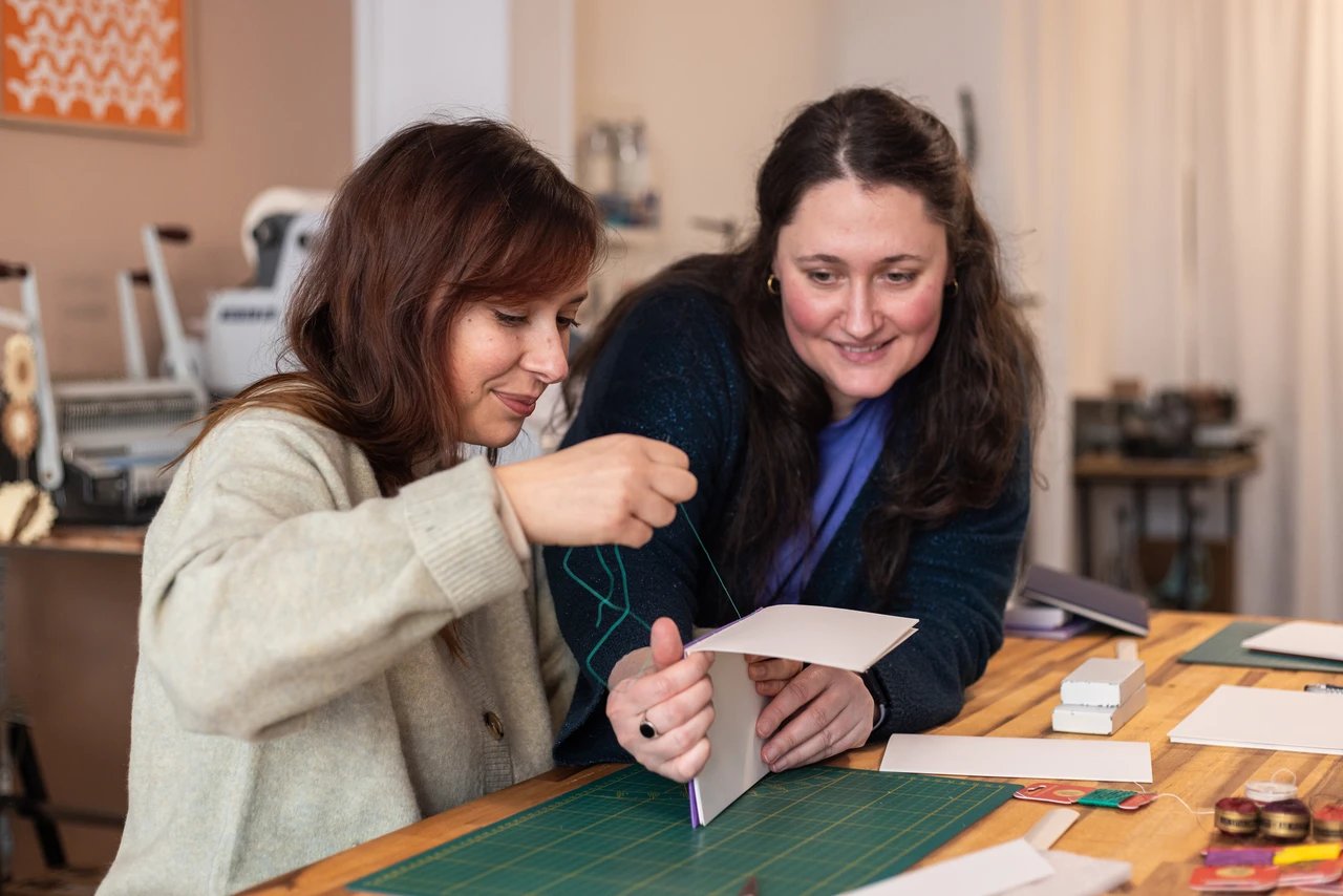 Couture au fil de lin ciré d’un carnet par Fanny, lors d’un atelier de reliure dans mon atelier Forme contre forme à Bordeaux.