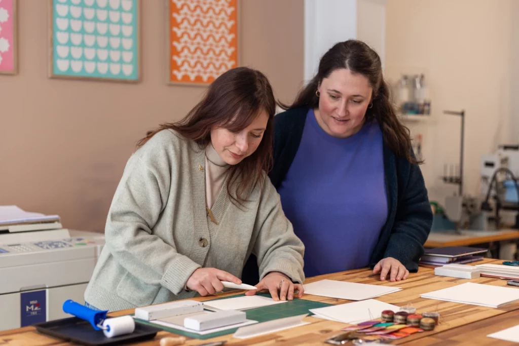 Fanny en train de réaliser une reliure copte lors d’un atelier d’initiation à la reliure dans mon atelier Forme contre forme à Bordeaux.