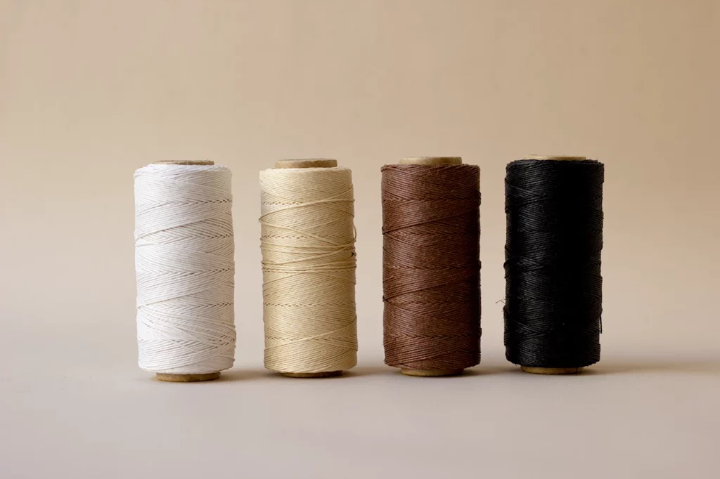 Nuancier de fils de lin ciré – gamme Neutres & naturels : Blanc · Ivoire · Chocolat · Noir