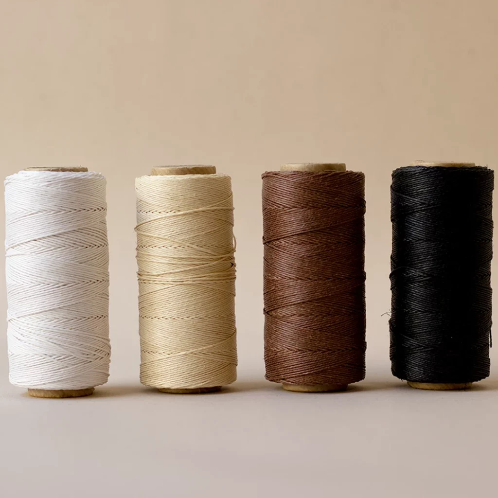 Nuancier de fils de lin ciré – gamme Neutres & naturels : Blanc · Ivoire · Chocolat · Noir