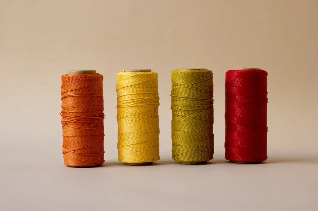 Nuancier de fils de lin ciré – gamme Terres & pigments chauds : Abricot · Jaune moutarde · Jaune ocre · Rouge