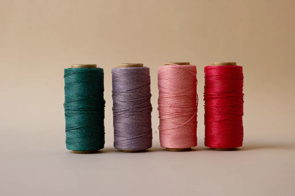 Nuancier de fils de lin ciré – gamme Végétaux & minéraux : Bleu canard · Lilas · Rose · Rose fuchsia