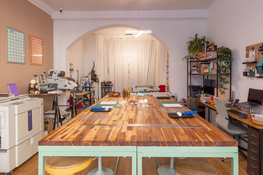 Vue d’ensemble de l’atelier Forme contre forme à Bordeaux, au début d’un atelier d’artisanat.