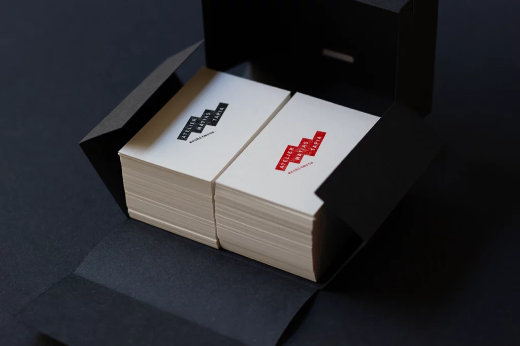 Boîte noire en papier Fedrigoni Materica Ardesia, ouverte pour présenter les 200 cartes de visite de l’atelier Matias Tapia (AMT), réalisée à l’atelier Forme contre forme.