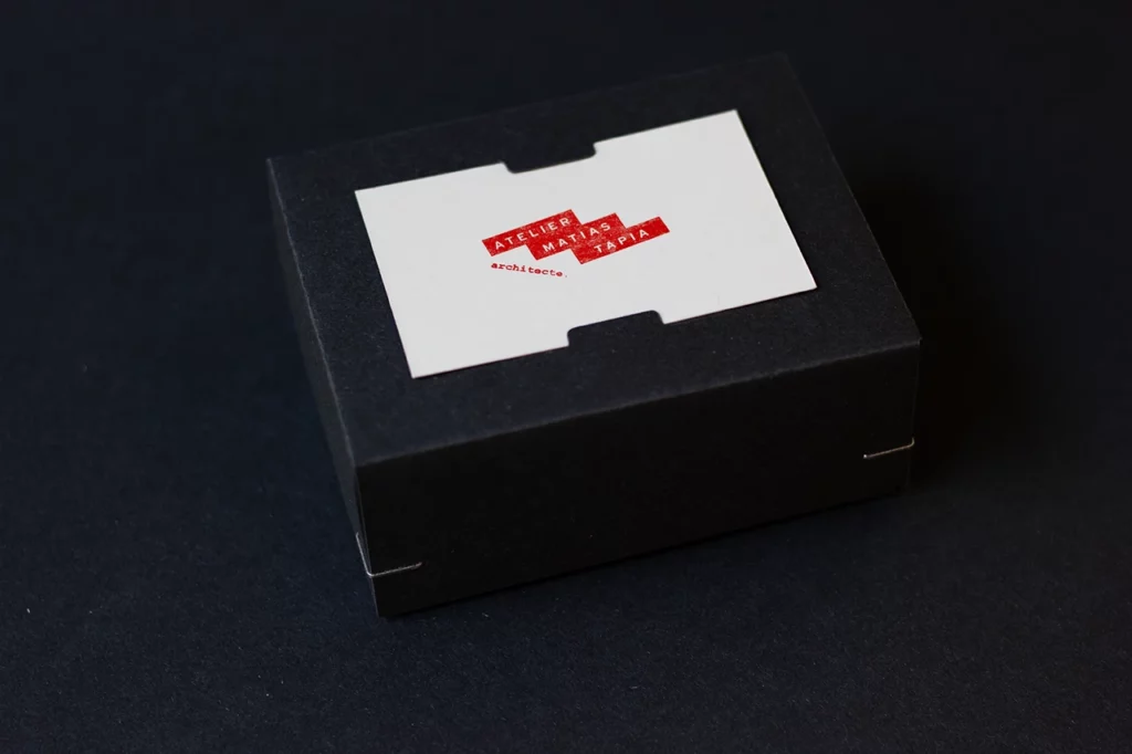 Boîte noire réalisée avec des agrafes d’angle à l’atelier, contenant les cartes de visite de l’atelier Matias Tapia, avec des encoches sur le dessus pour présenter une carte.