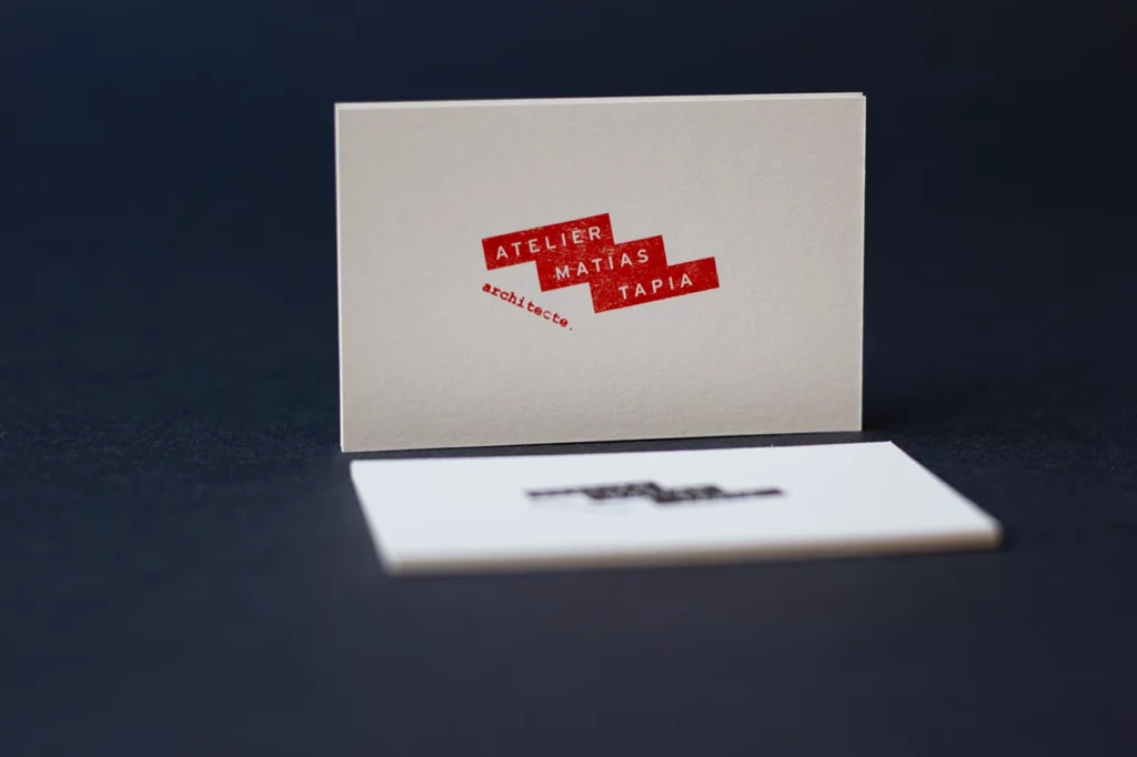 Recto de la carte de visite de l’atelier Matias Tapia, architecte à Bordeaux, imprimée en letterpress en encre rouge à l’atelier Forme contre forme.