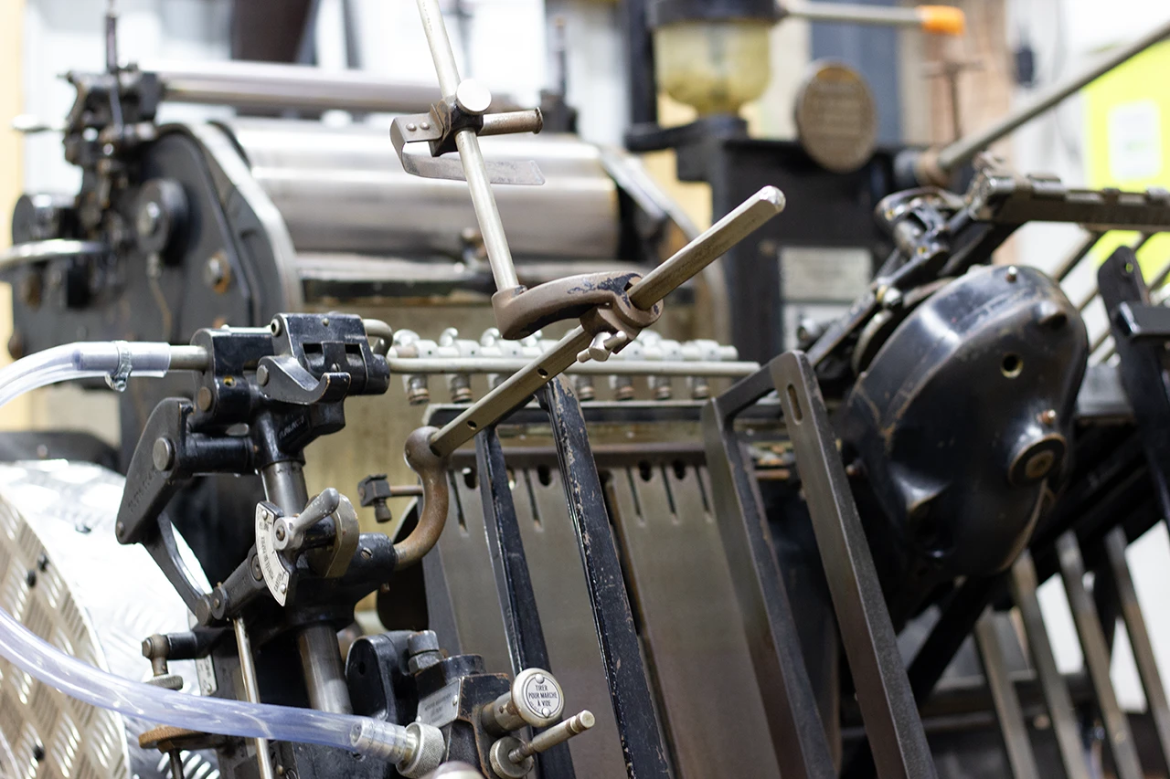 Zoom sur l’équerre de départ, les aspirateurs et les circuits pneumatiques — platine Heidelberg OFMI, Atelier Forme contre forme, Bordeaux.
