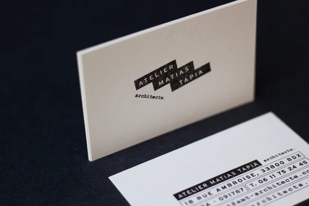 Zoom sur la carte de visite de l’atelier Matias Tapia (AMT), architecte à Bordeaux, imprimée en letterpress en encre noire à l’atelier Forme contre forme.