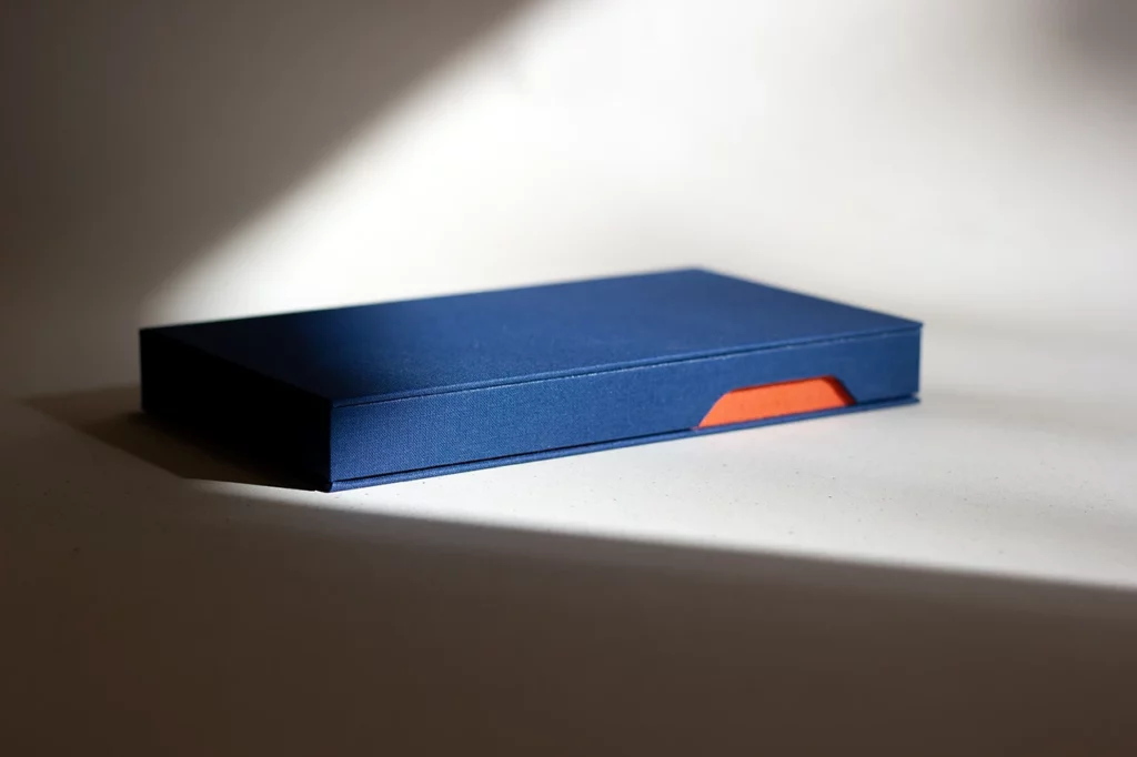 Boîte à chasses fermée sur mesure en toile du Marais bleu marine et orange, réalisée à Bordeaux — rayon de soleil.