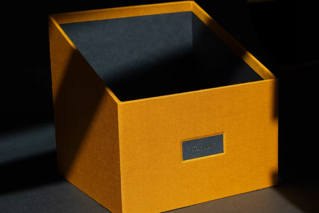 Boîte de rangement rembordée en toile du Marais jaune moutarde, intérieur en papier Fedrigoni Materica Ardesia, réalisée pour l’Atelier L’Or Libre — Atelier Forme contre forme, Bordeaux, bis.