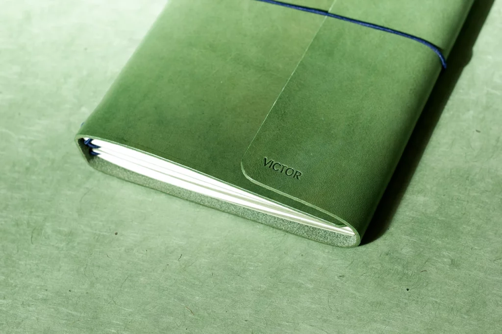 Carnet de voyage avec couverture en cuir italien pleine fleur, couleur bambou, tannage végétal et marquage à chaud — Atelier Forme contre forme, Bordeaux.