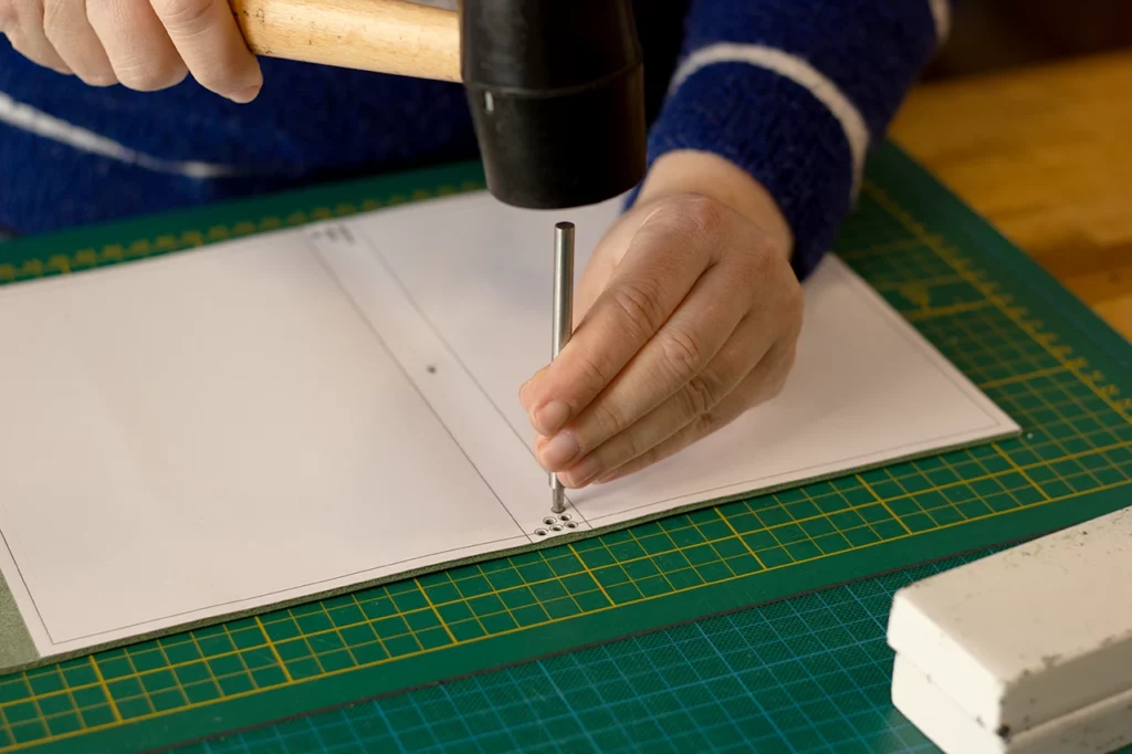 Gabarit du futur carnet de voyage en cuir italien pleine fleur, couleur bambou, tannage végétal (2 mm) — Atelier Forme contre forme, Bordeaux.
