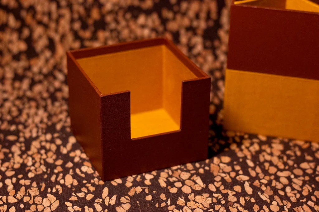 Porte post-it ou bloc-notes sur mesure, avec couverture en toile similicuir marron et intérieur jaune moutarde, réalisé à l’Atelier Forme contre forme à Bordeaux.