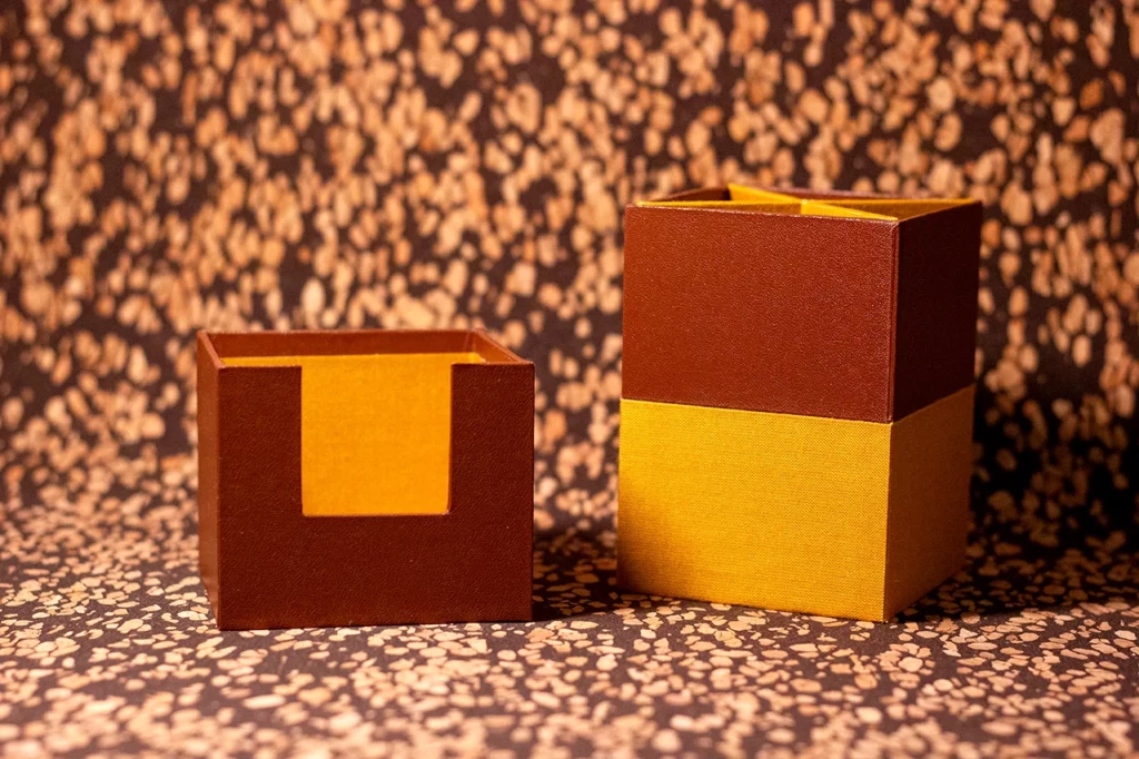 Pot à crayons sur mesure, bicolore en toile similicuir et toile du Marais jaune moutarde, accompagné de son porte-bloc-notes, réalisé à l’Atelier Forme contre forme à Bordeaux.