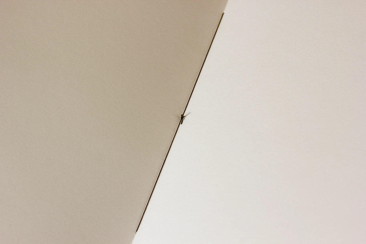 Vue intérieure d’un carnet avec reliure écolière — Atelier Forme contre forme, Bordeaux.