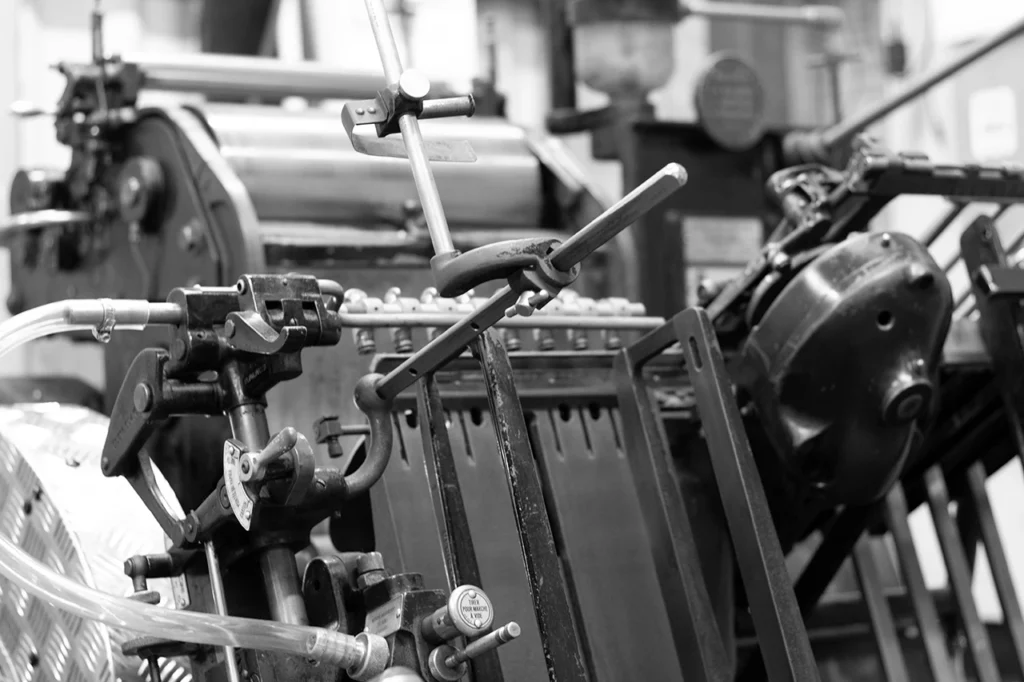 Zoom sur l’équerre de départ, les aspirateurs et les circuits pneumatiques — platine Heidelberg OFMI, Atelier Forme contre forme, Bordeaux (noir et blanc).