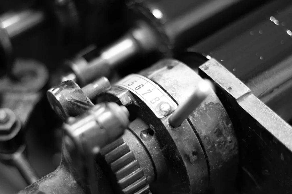 Zoom sur l’index de réglage du débit d’encre — platine Heidelberg OFMI, Atelier Forme contre forme, Bordeaux (noir et blanc).