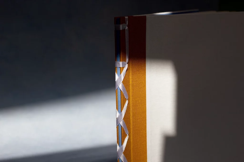 Zoom sur la reliure japonaise en ruban satiné, motif original réalisé à l’Atelier Forme contre forme, Bordeaux.