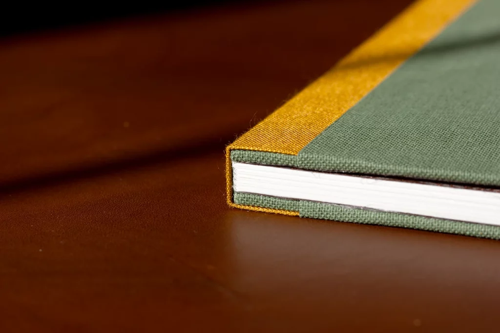 Zoom sur la structure de la reliure Sewn Boards Binding, carnet fermé à plat — Atelier Forme contre forme, Bordeaux.