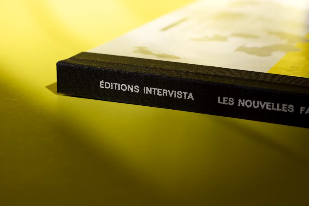 Dorure à chaud blanche (COLORIT KURZ) sur le nouveau dos en toile de reliure noire, pour reproduire le titre après restauration d’un livre abîmé — Atelier Forme contre forme, Bordeaux.
