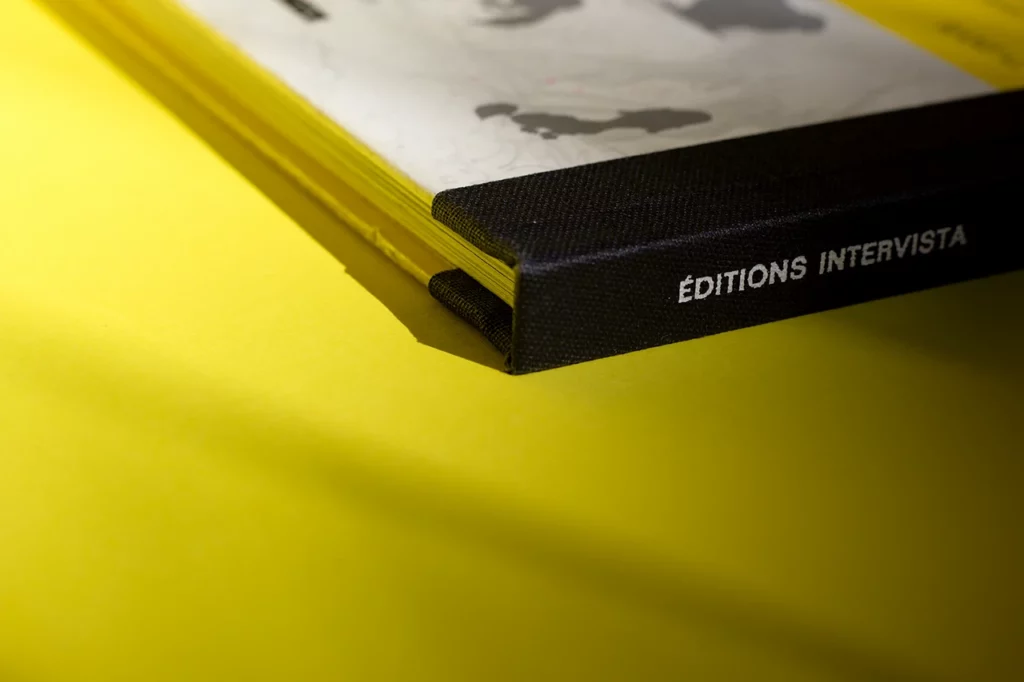 Dorure à chaud blanche (COLORIT KURZ) sur le nouveau dos pour reproduire le titre d’un livre abîmé — Atelier Forme contre forme, Bordeaux, bis.