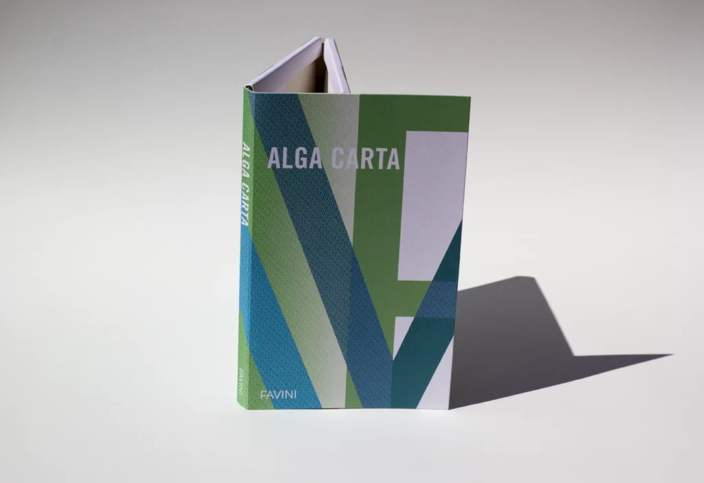 Nuancier de papier de création de la gamme Alga Carta de chez Favini, papier fabriqué à partir d’algues