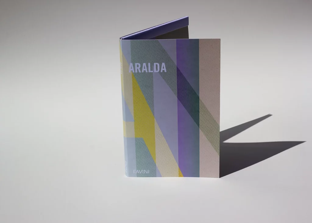 Nuancier de papier de création de la gamme Aralda de chez Favini