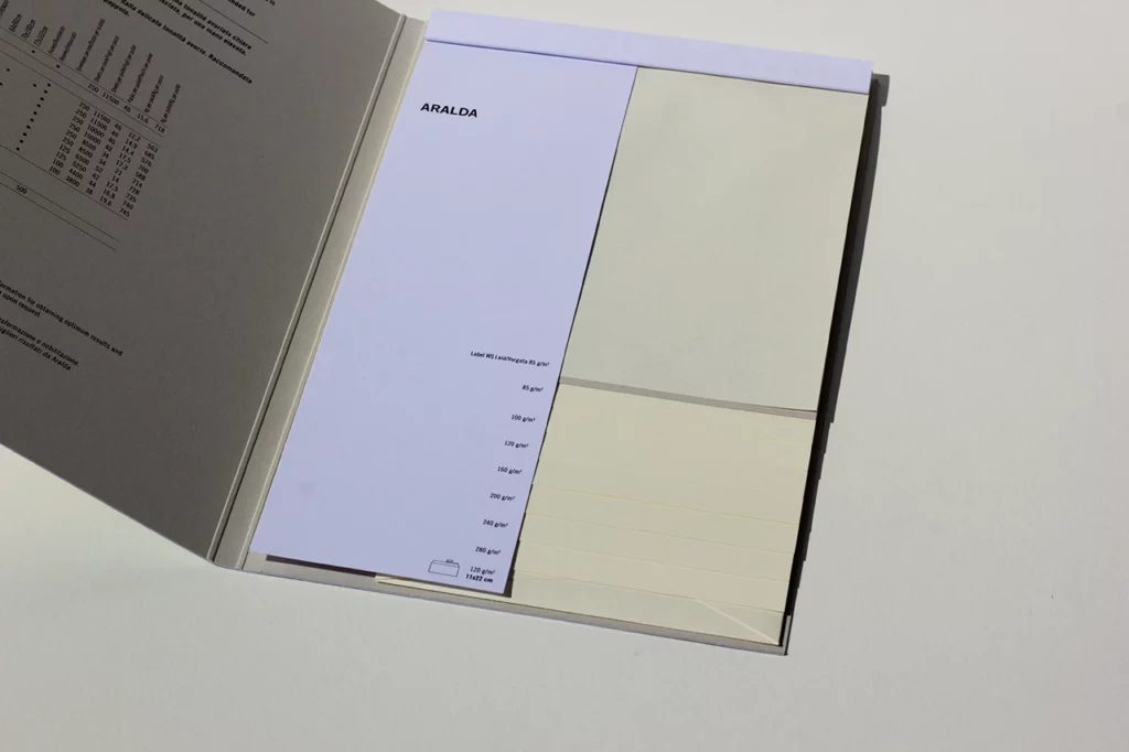Nuancier de papier de création de la gamme Aralda de chez Favini, papier vergé ivoire intemporel