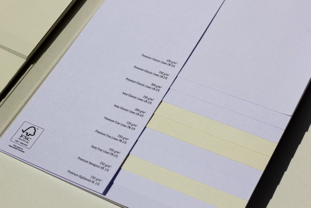 Nuancier de papier de création de la gamme Biancoflash de chez Favini, quatre teintes et quatre finitions gaufrées