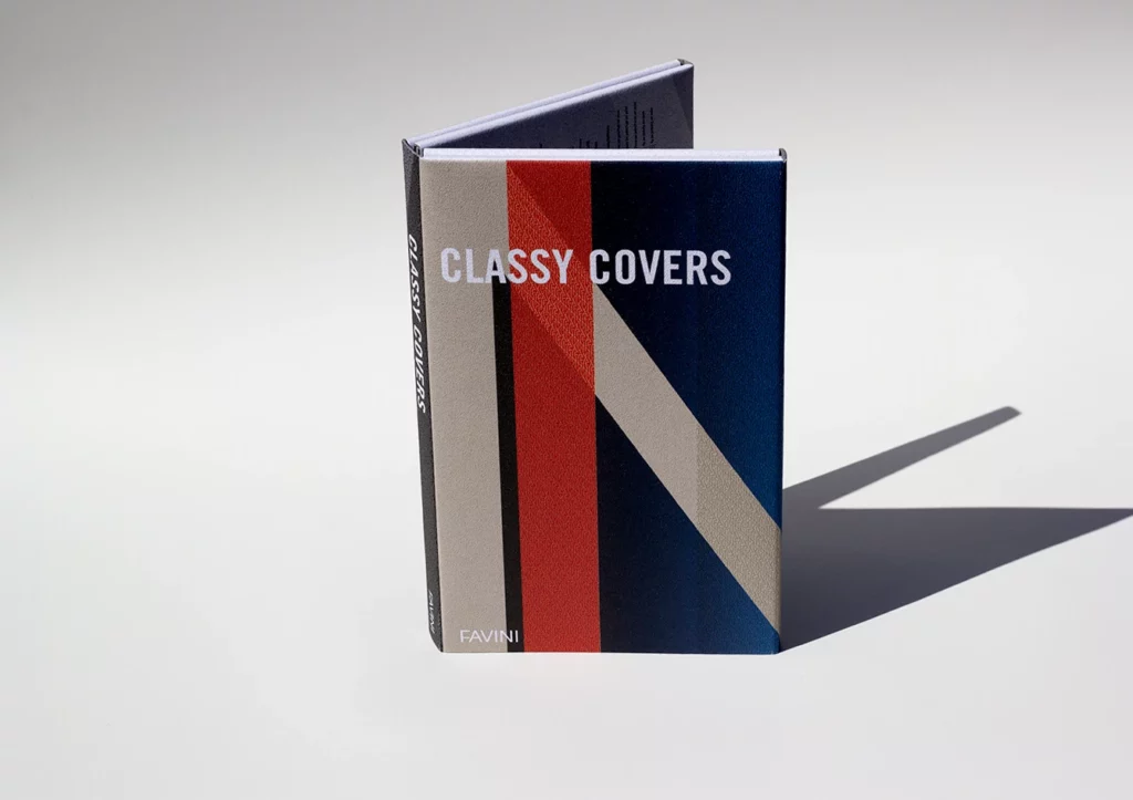Nuancier de papier de création de la gamme Classy Covers de chez Favini, papier gaufré